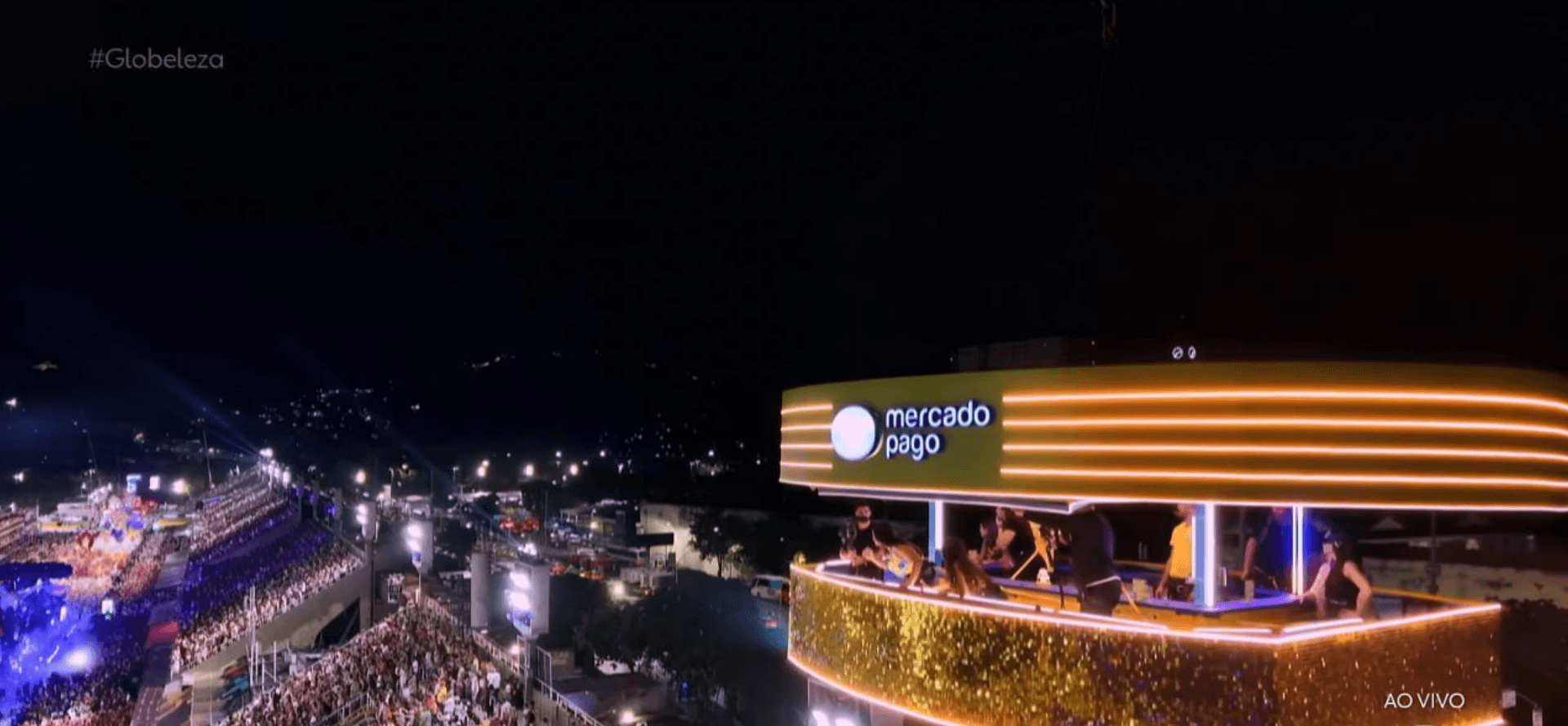 Gabriela e Chaiany no camarote suspenso do Mercado Pago aparecendo na transmissão da Globo