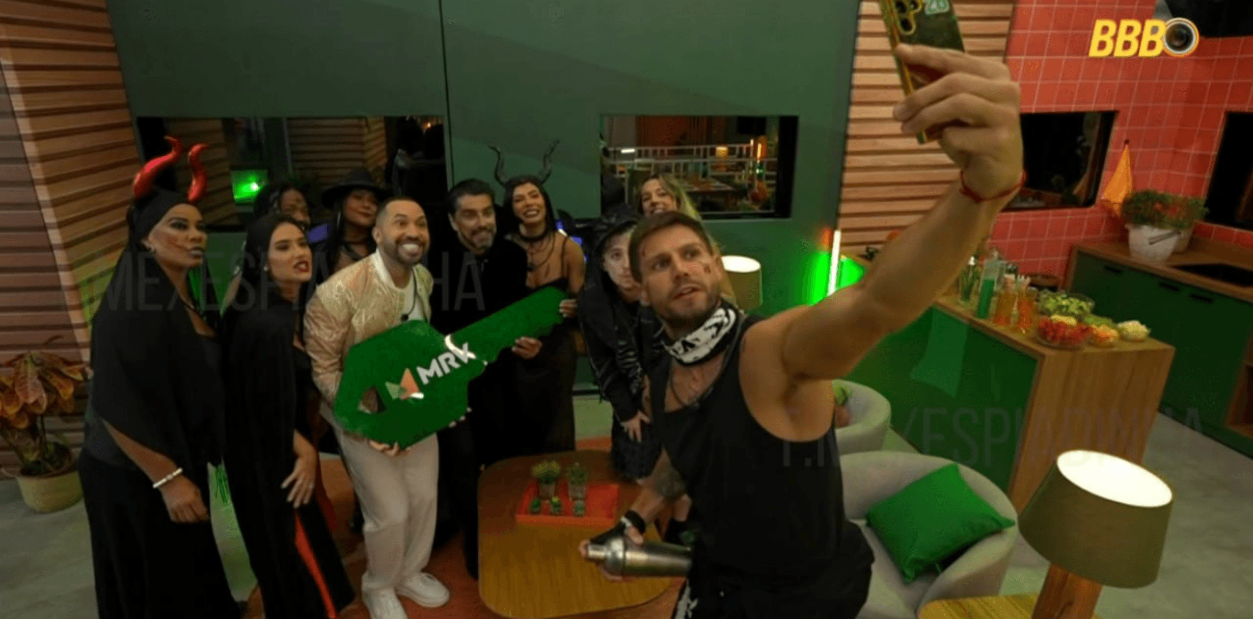 Participantes do BBB 26 tirando selfie com Gil do Vigor na festa Halloween de Cowboy — 18/03/2026