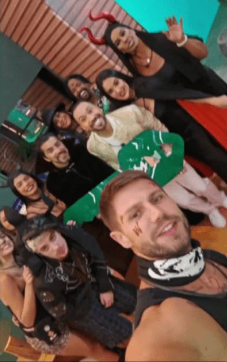 Selfie de Gil do Vigor com participantes do BBB 26 na festa Halloween — 18/03/2026