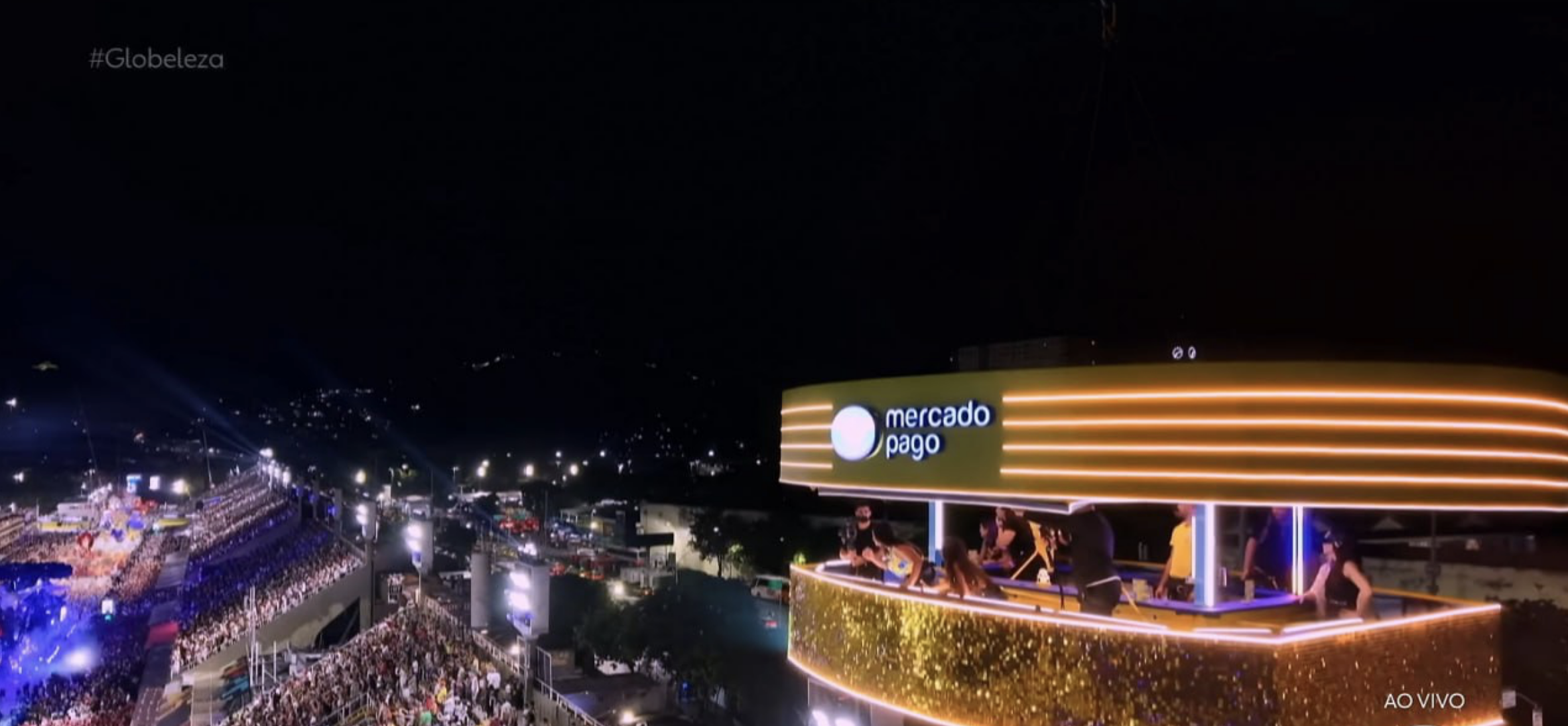 Gabriela e Chaiany no camarote suspenso do Mercado Pago aparecendo na transmissão da Globo