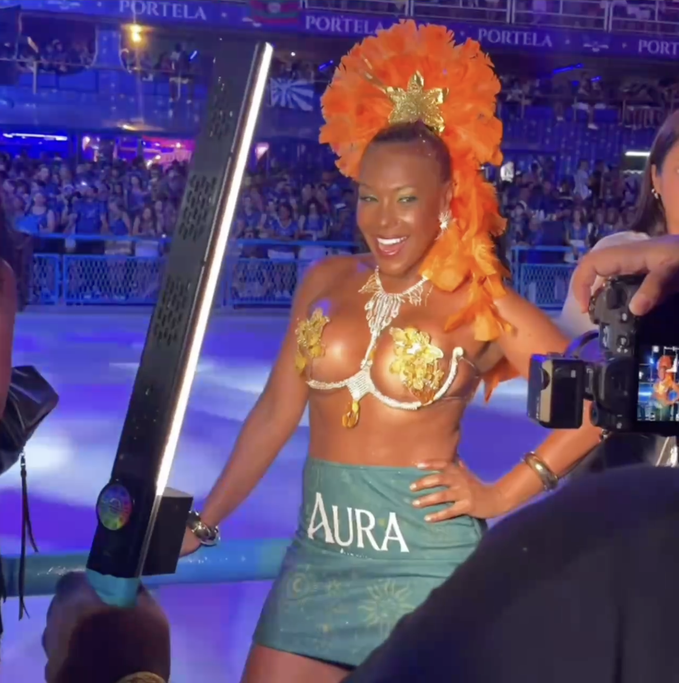 Sol Vega curtindo o Carnaval 2026 na Sapucaí - Ex-BBB 26 expulsa