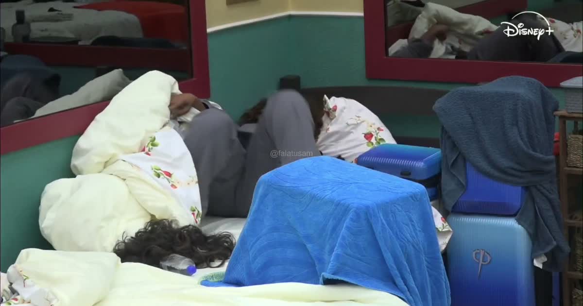 Moradores deitados no quarto durante voz de Deus de Boninho na Casa do Patrão