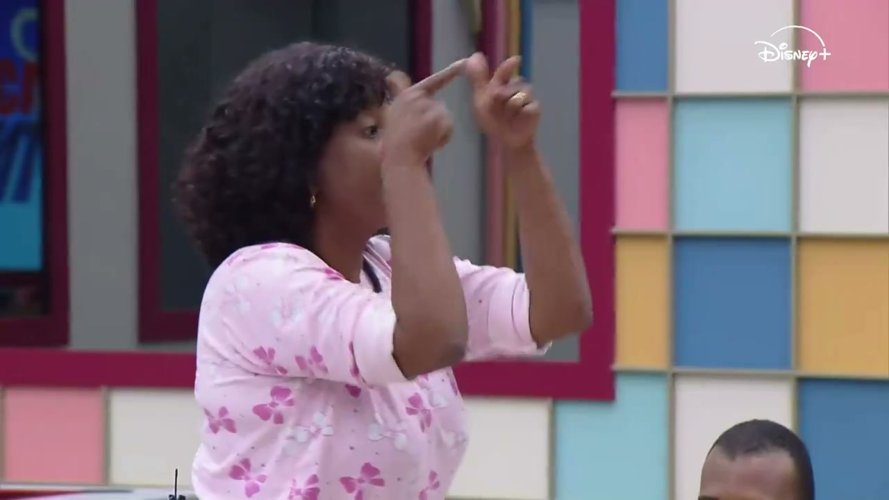 Sheila gesticula durante a votação do 5º Tá Na Reta da Casa do Patrão