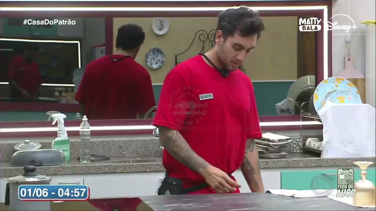 João Victor na cozinha durante a festa da Casa do Patrão